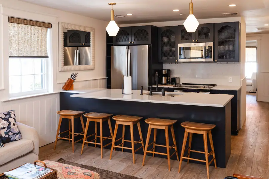 Fully equipped kitchen with island seating