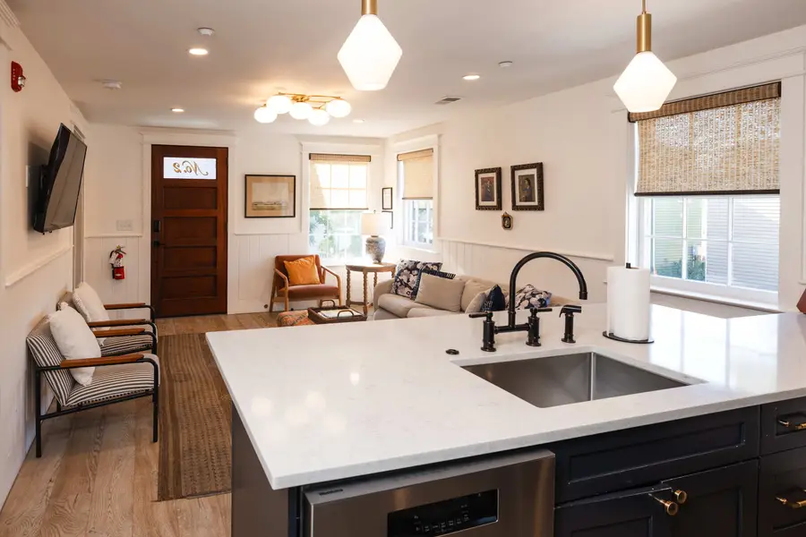 Fully equipped kitchen with island seating