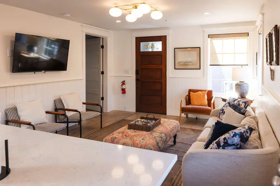 Spacious living room with seating for your group :)