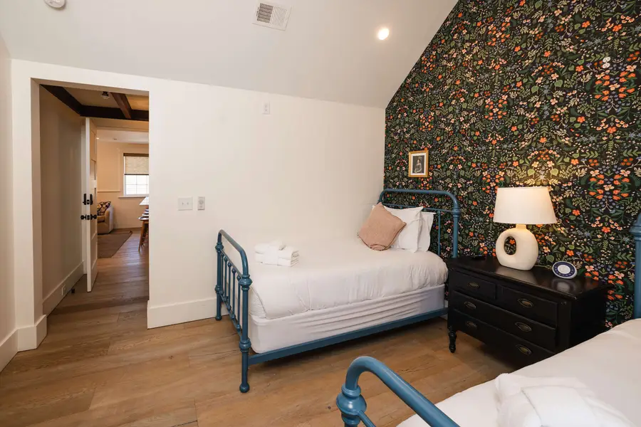Bedroom 4: Twin Bed + Twin Bed + TV