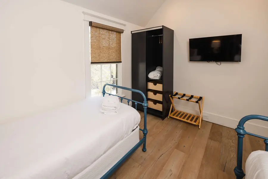 Bedroom 4: Twin Bed + Twin Bed + TV