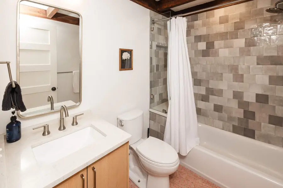 Bathroom 2: Shower/Tub