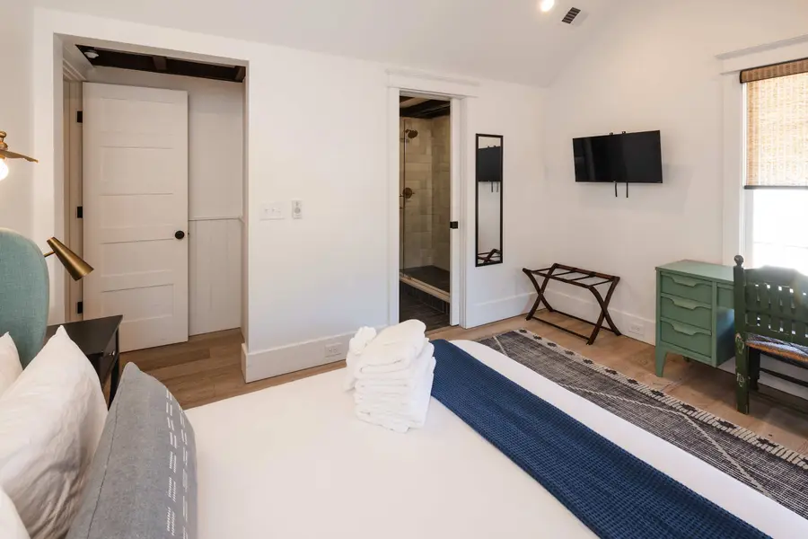 Bedroom 3: Queen Bed + TV