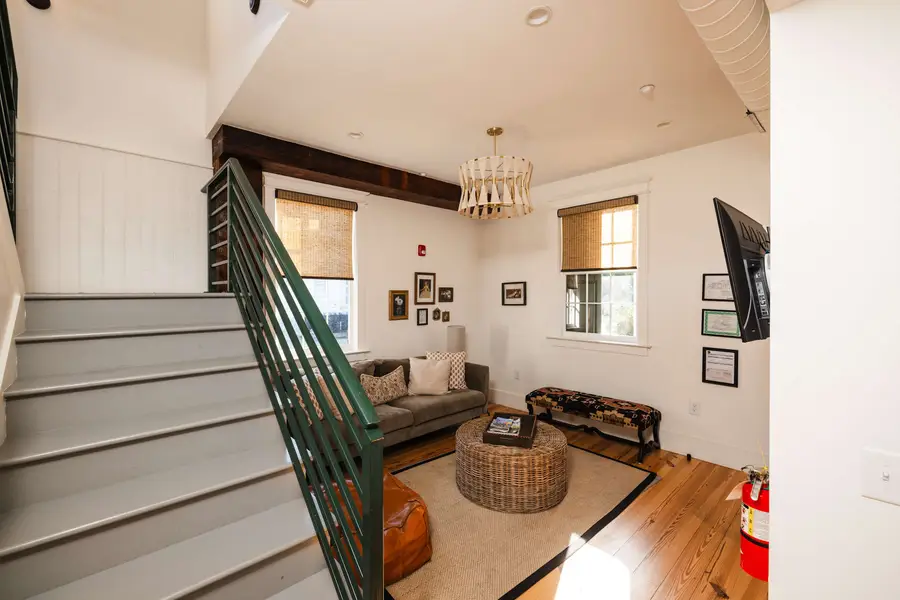 Spacious living room with seating for your group :)