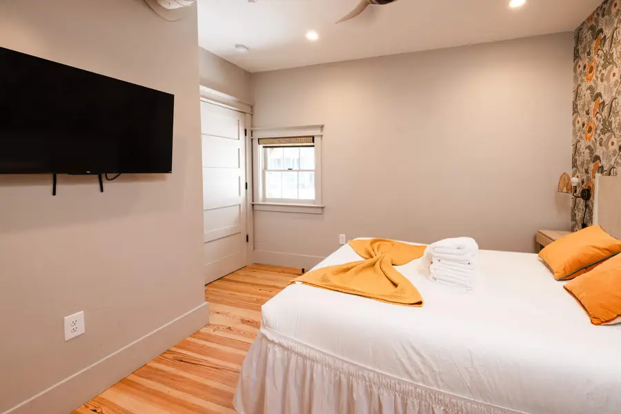 Bedroom 2: Queen Bed + TV
