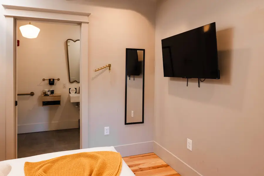 Bedroom 2: Queen Bed + TV