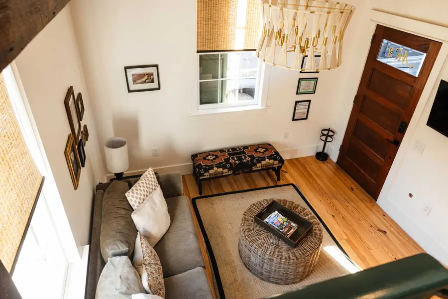 Spacious living room with seating for your group :)