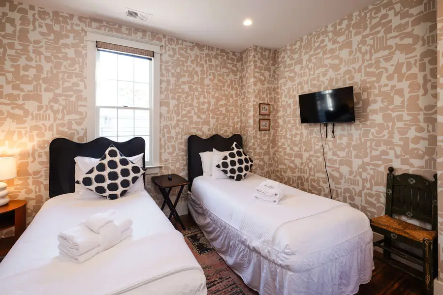 Bedroom 4: 2x Twin Beds + TV