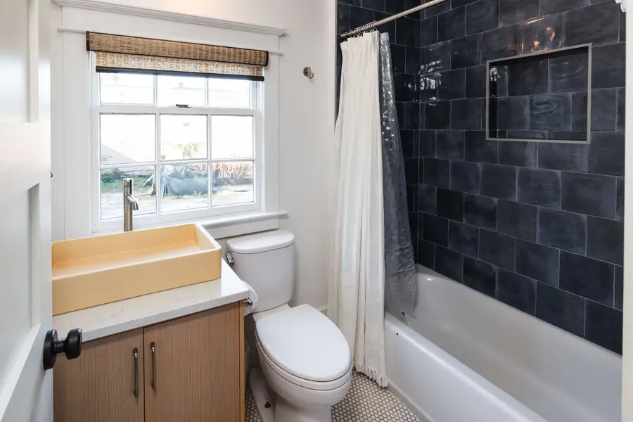 Bathroom 4: Shower/Tub