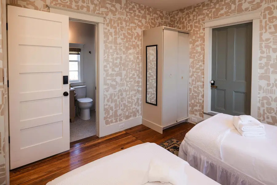 Bedroom 4: 2x Twin Beds + TV