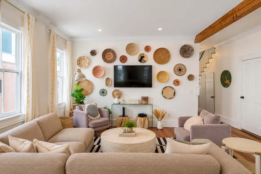 Living room with plenty of seating for your group! 