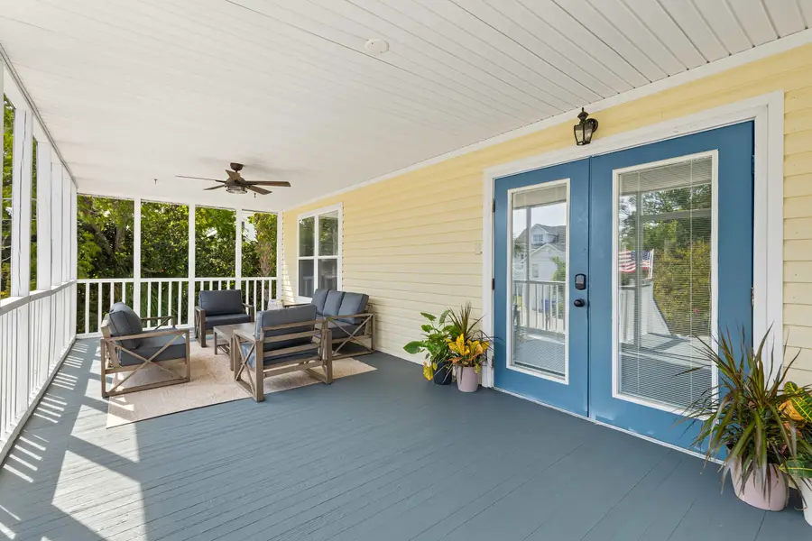 Massive front porch with plenty of seating space for your group :) 