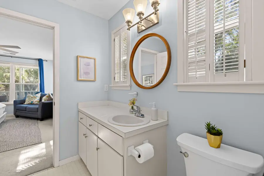 Bathroom 2: Tub/Shower 
