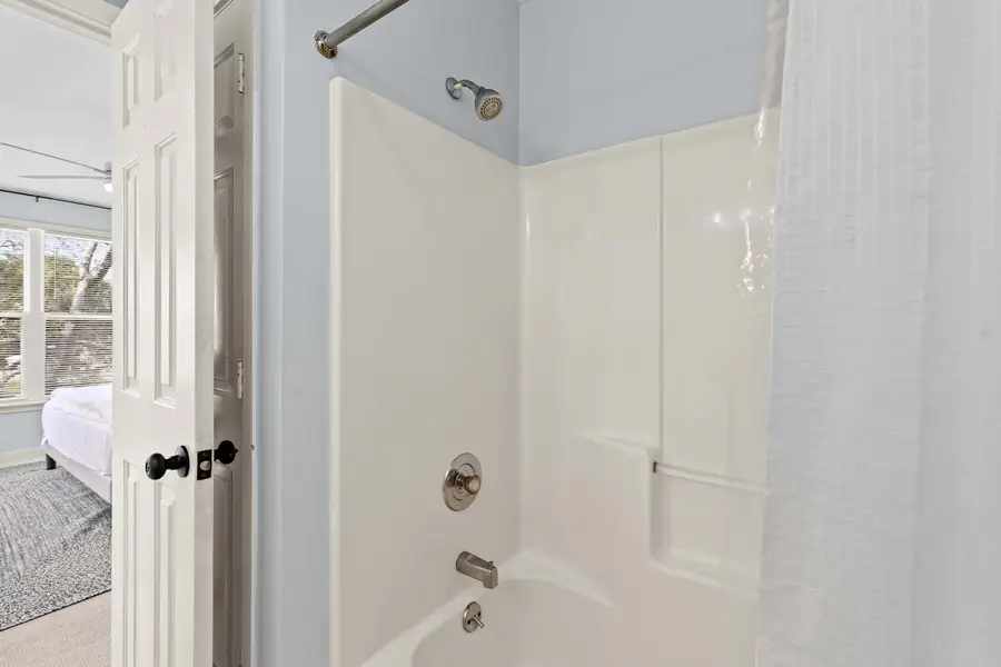 Bathroom 2: Tub/Shower 