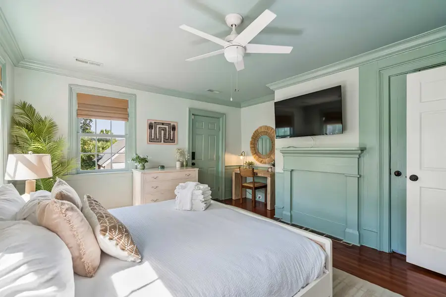 Bedroom #4: King bed + TV + ceiling fan