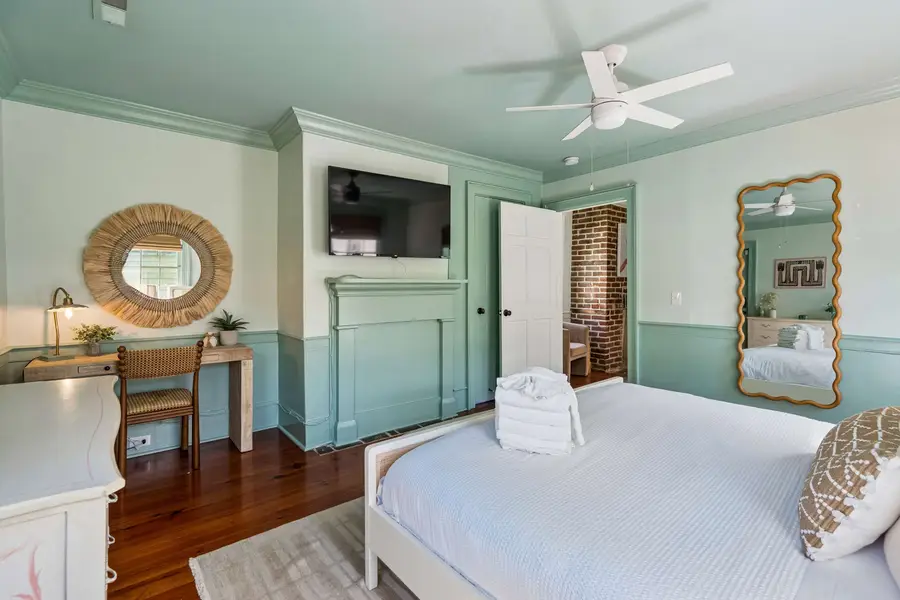 Bedroom #4: King bed + TV + ceiling fan