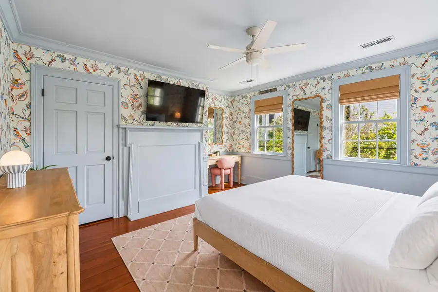 Bedroom #3: King bed + TV + ceiling fan