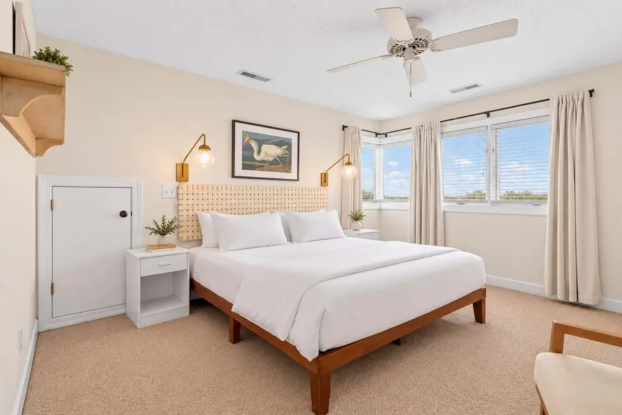 Bedroom 4: King Bed 