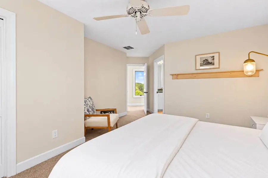 Bedroom 4: King Bed 