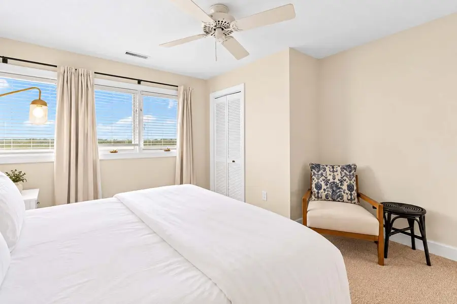 Bedroom 4: King Bed 