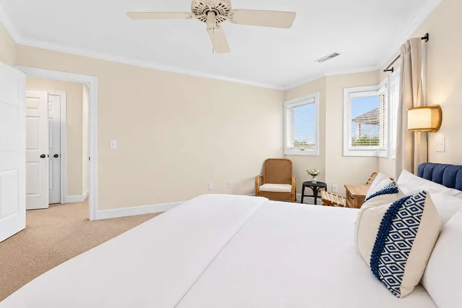 Bedroom 5: King Bed 