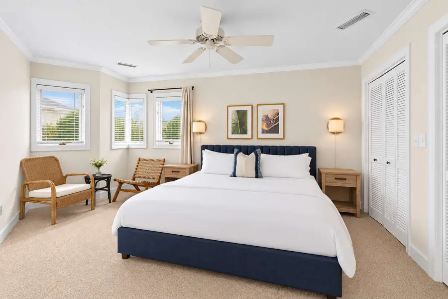 Bedroom 5: King Bed 