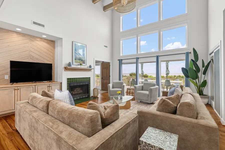 Spacious living room  with vies of the ocean! 