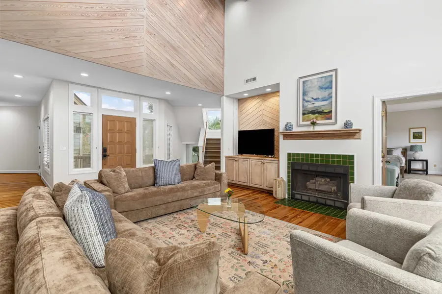 Spacious living room  with vies of the ocean! 