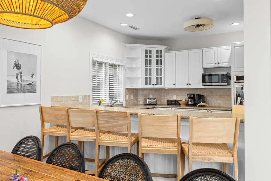 Additional dining seating at the kitchen counter 