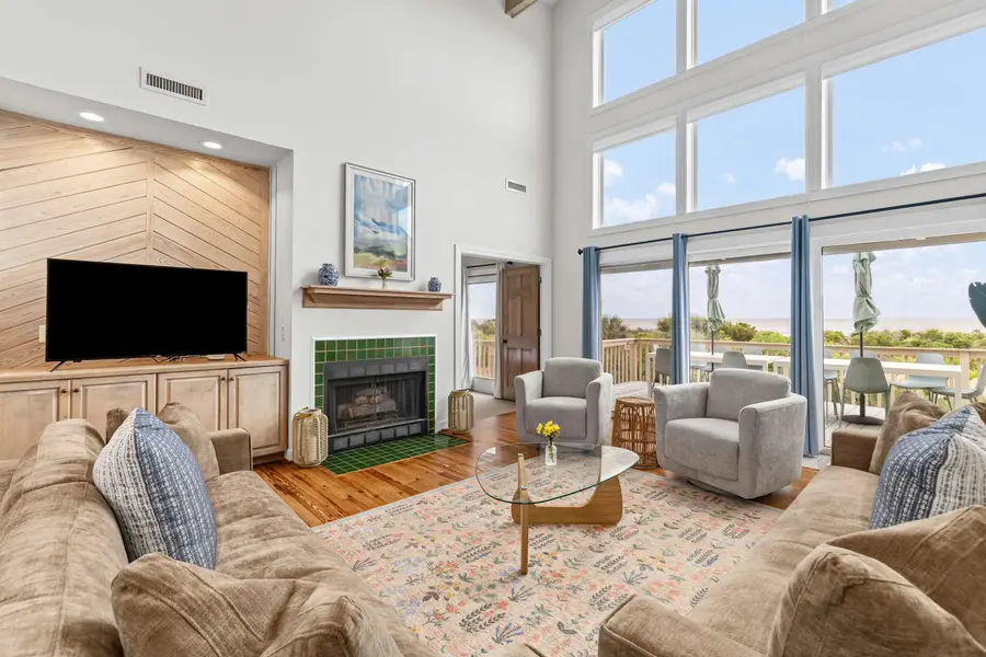 Spacious living room  with vies of the ocean! 