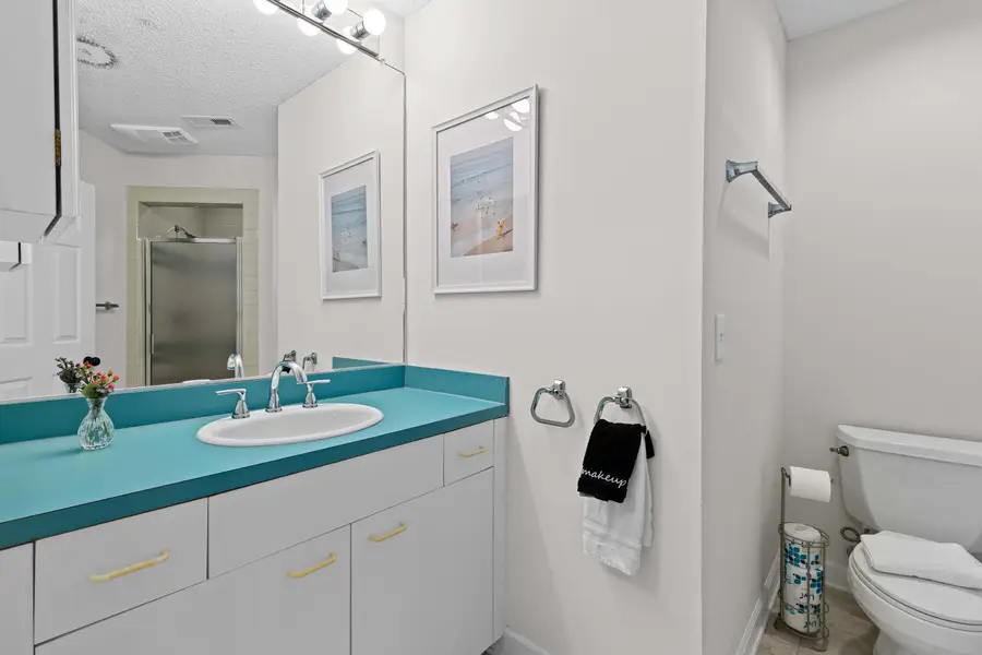 Bathroom 4: Walk-in Shower 