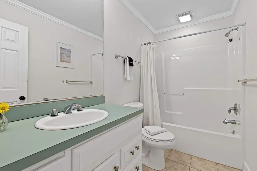 Bathroom 3: Shower/Tub