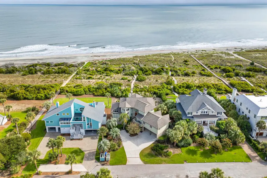 Aerial views of the house + beach 