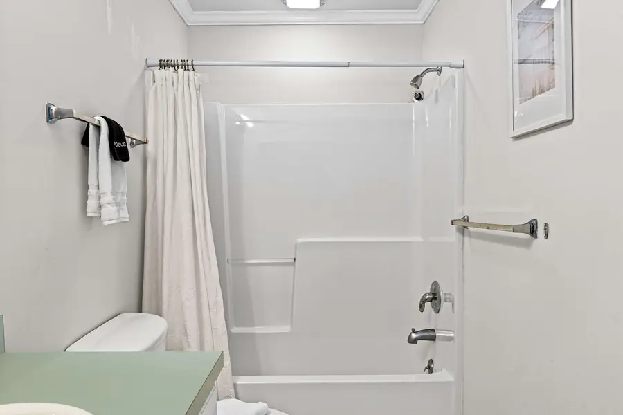 Bathroom 3: Shower/Tub