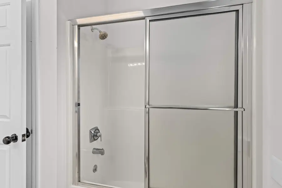 Bathroom 2: Shower/Tub 