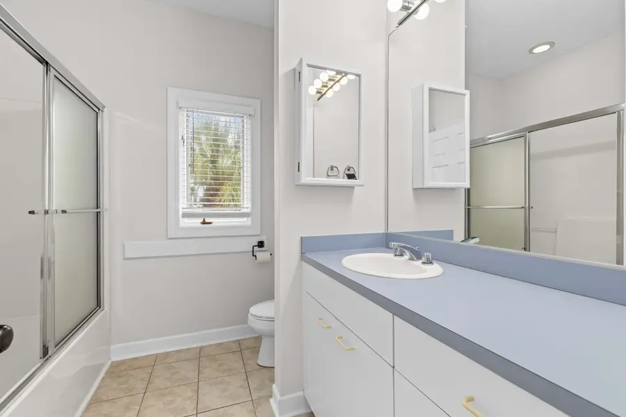 Bathroom 2: Shower/Tub 