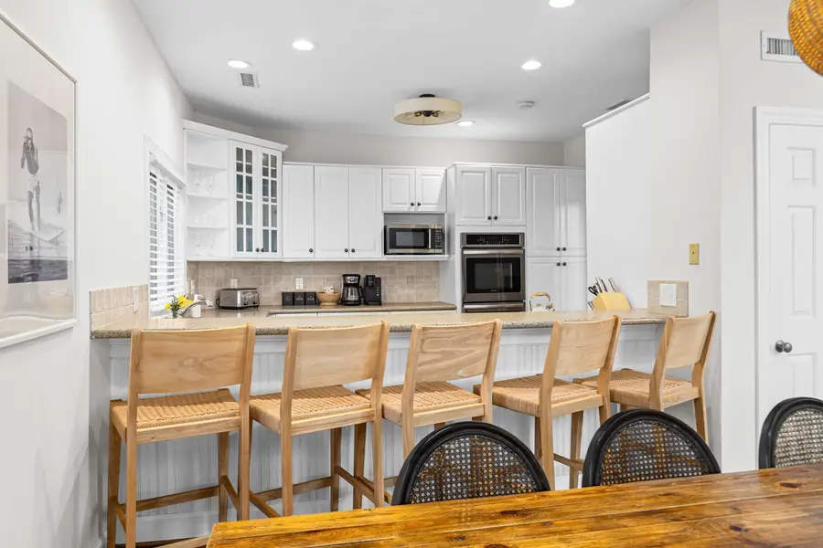Additional dining seating at the kitchen counter 