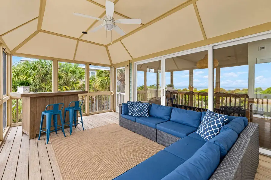 Screened in porch with a bar and beach views 