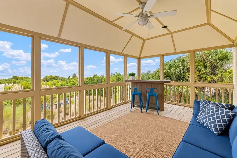 Screened in porch with a bar and beach views 
