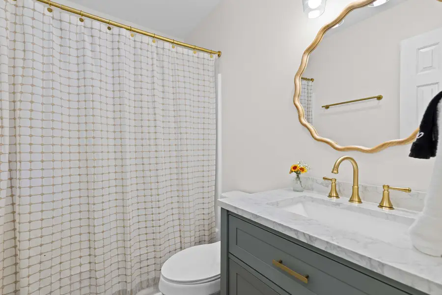 Full Bathroom with Shower/Tub