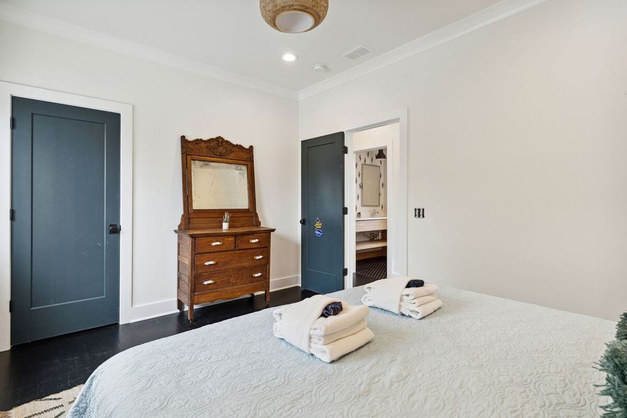 Bedroom 2: King Bed, Smart TV, Hallway Bath