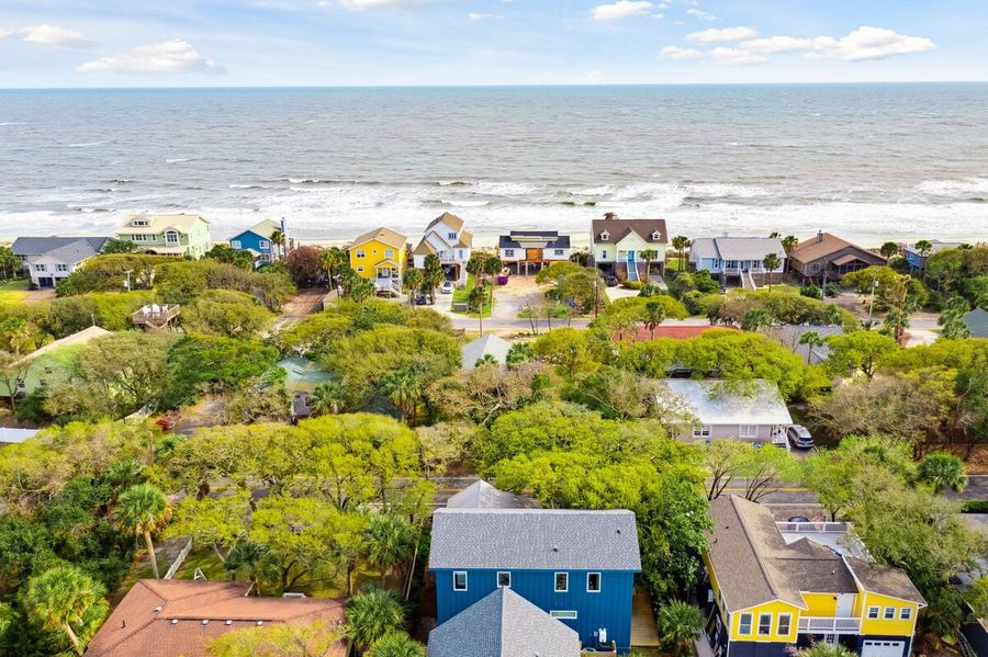 Just steps to the Edge of America! The beach is right there! 