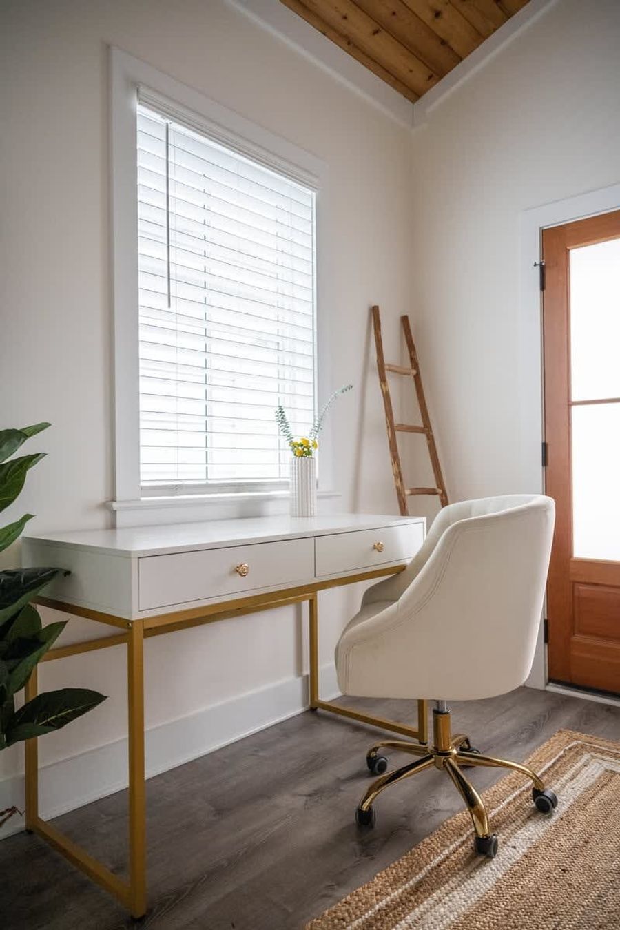 Work desk in Bedroom #1