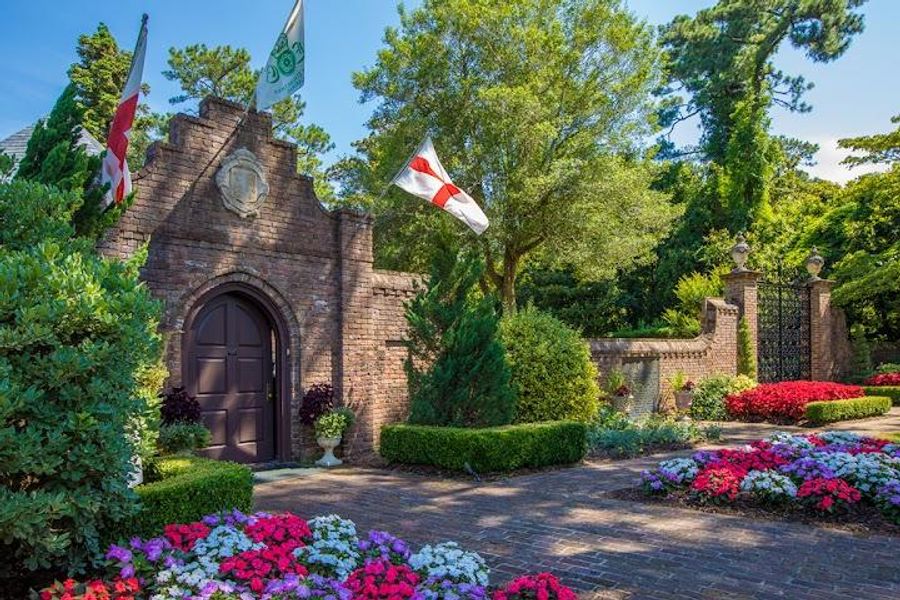 Elizabethan Gardens Image